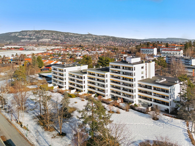 Østerås - Sjelden sjanse | Pen, klassisk toppleilighet | Heis | Stor vestvendt terrasse | Panoramautsikt | Garasje