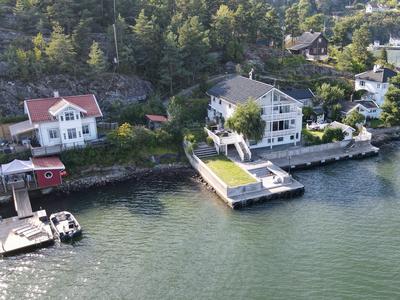 Strandeiendom med skjermet hage, privat bade og dypvannsbrygge, samt badehus og anneks. Ingen boplikt!