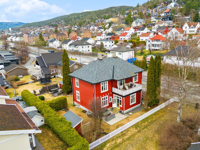 Unik leilighet over to plan i klassisk tømmervilla med sydvestvendt hage | 3 stuer | 3 soverom | 2 baderom