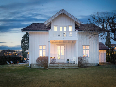 Perfekt beliggenhet med fjordutsikt. Stor, solfylt hage og vakker villa!