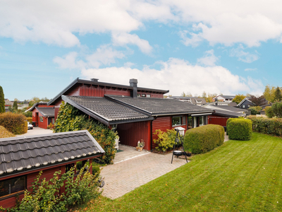 Velholdt enebolig med spennende planløsning. Meget barnevennlig område.