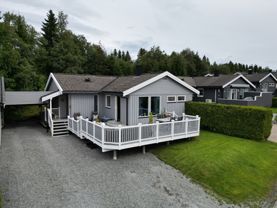 Velholdt og pen familiebolig. 4 sov og u-etg m/egen inngang. Solrike uteområder. Carport m/EL-billader. TG1 på kjøkken.