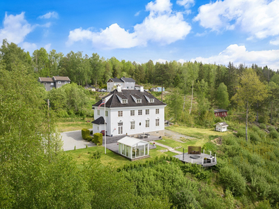 Villa med historisk sus tegnet av ark. Thorvald Astrup - 2,6 mål tomt - Nydelige utsikt-/ solforhold - 45 min fra Oslo