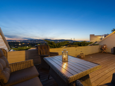 Delikat terrasseleilighet i 4. etasje med fantastisk utsikt mot Gråkallen. Bad fra 2019. Heis. P-plass i garasje.