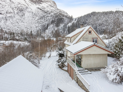 Evanger - Enebolig med garasje, liten løe og uthus. Romslig eiendom og flott utsikt.