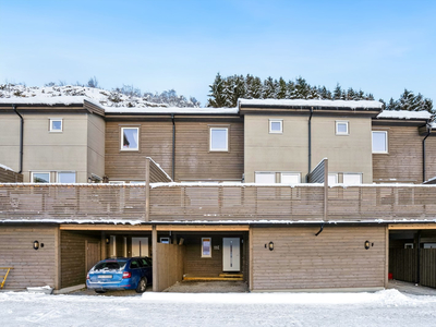 Flott andelsleilighet med strålende utsikt ~ carport ~ 3 soverom ~ totalrenovert utvendig ~ solrikt område