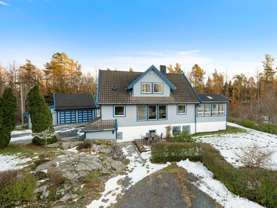 BUD MOTTATT! Homborsund: Innholdsrik enebolig med godkjent leilighet, dobbel garasje, stor og solrik tomt, sjønært!