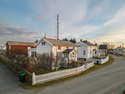 Koselig enebolig med uthus. Meget sentral beliggenhet på Husøy. 4 soverom.