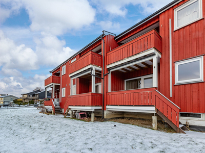 Liten og praktisk leilighet i 1. etasje med sentral beliggenhet - varmtvann inkl. i felleskostnadene.