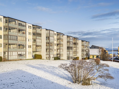 Lys leilighet i høy 1.etasje med attraktiv beliggenhet. Innglasset balkong