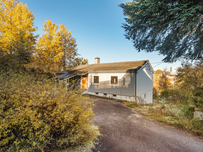 Praktisk og funksjonell enebolig med oppussings- og moderniseringsbehov. Barnevennlig boområde. Stor eiet tomt.