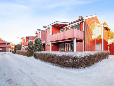 Sentral, sjarmerende og romslig 2-roms andelsleilighet, med terrasse.