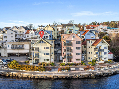 Stor og innholdsrik 4-roms toppleilighet over to plan| To balkonger med nydelig sjøutsikt| Garasjeplass| Heis