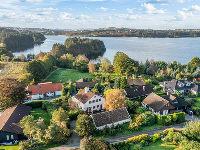 Stor villa med flott beliggenhet på Stokka - Tomt på hele 1160 m² - Oppgradering må påberegnes