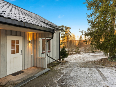 Svært innholdsrik bolig, beliggende i et familievennlig område. Stor, fin tomt med gode solforhold.