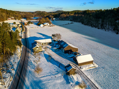 Velholdt småbruk tett på skog og flott terreng. Enebolig med stor utleie-/generasjonsdel, låve, vognskjul og stabbur.