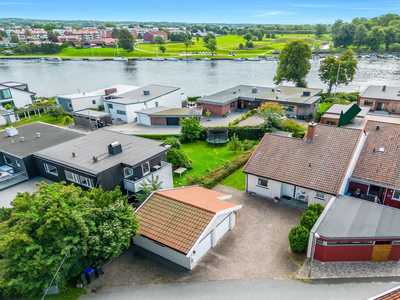 Bolig i ettertraktede omgivelser. 4 sov, nyere kjøkken og bad. Solfylt hage. Dobbelgarasje fra 2004.