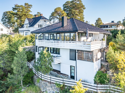 Enebolig innerst i stikkvei med fantastisk utsikt. Solrikt, stille og rolig - Ingen gjenboere. Lettstelt naturtomt