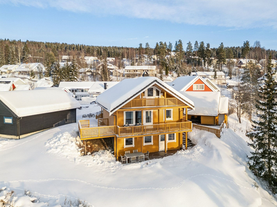 Familiebolig med skjermet og solrik beliggenhet. Garasje, carport og fine uteplasser. Barnevennlig og gode turmuligheter