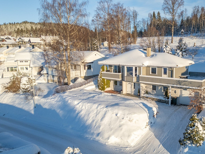 Innholdsrik enebolig med flott utsikt og 4 soverom. Nærhet til natur, skoler og buss. Barnevennlig i blindvei. Garasje