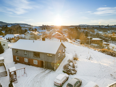 Innholdsrik enebolig med oppussingsbehov i et attraktivt område | Tilrettelagt for utleie | Gode solforhold | Garasje