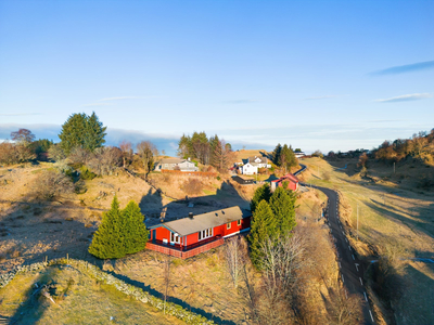 Kvamme/Sæbø - Enebolig på ett plan med garasje. Gode utsikt og solforhold. 18 min til Knarvik.