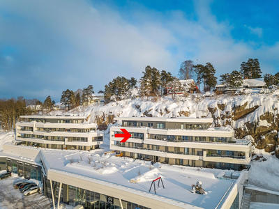 Lekker og lettstelt eierleilighet med flott vestvendt utsikt mot byen og Slottsfjellet. Garasje. El-bil lader. Heis.