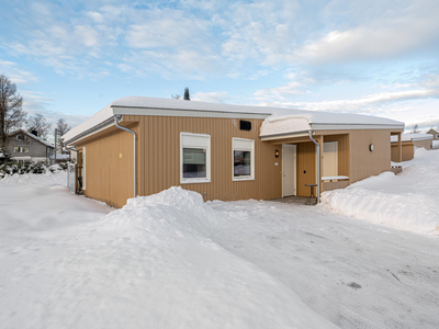 Lys & lettstelt halvpart av tomannsbolig - alt på ei flate - 2 sov - utv.bod - carport. Solrik beliggenhet ved Coop'n.