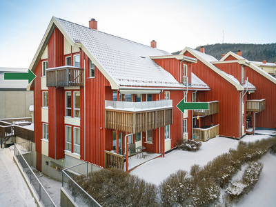 Lys og innbydende leilighet med 2 etasjer - like ved fjordkanten. 2 bad. 4 rom innredet som soverom. Garasje