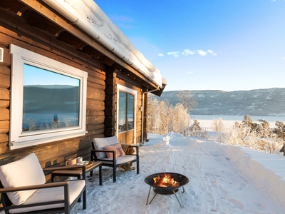 Nyere, laftet tømmervilla fra 2014 med fantastisk utsikt utover Steinsfjorden - Garasje - Attraktivt boligområde!