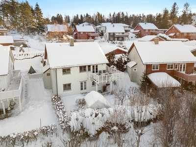 Pen familiebolig beliggende fint til i Slemmestad med gode solforhold - Garasje - 3 soverom