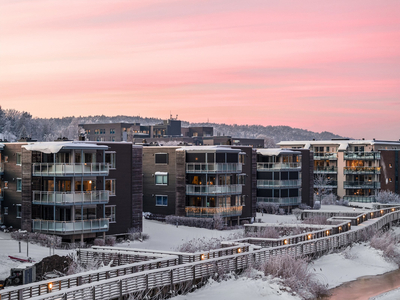 Påkostet 3-roms i rolige omgivelser. Nytt kjøkken, nye/oppussede overflater. Veranda med elveutsikt. Garasje. Heis. IN