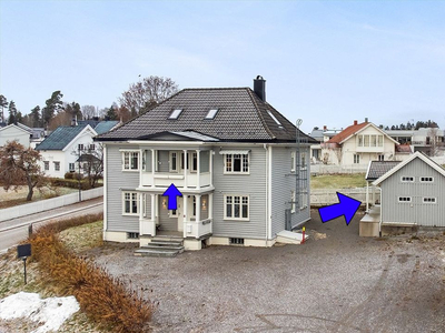 Stor og sjarmerende leilighet over to plan i gamle Apotekergården. Stor utebod/isolert lager med varmepumpe.