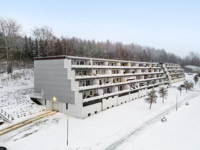 Stor terrasseleilighet | Renoveringsbehov | Lave kjøpsomk. | Gode solforhold | Egen parkering