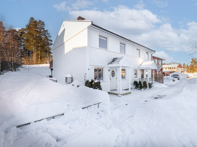 Tiltalende enderekkehus med solrik veranda og terrasse. Populært og barnevennlig. Rett ved skogen. Garasjeplass.