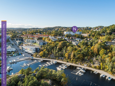 Attraktiv 2-roms med stor, innglasset balkong. Både rolig og sentral beliggenhet, nært buss, butikk, UIA og badeplass.