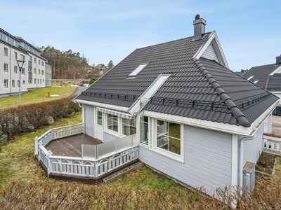 Bekkefaret - Lettstelt enebolig med fin planløsning - 3 soverom - Solrike uteplasser - Garasje