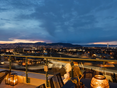 Delikat og romslig 4-roms terrasseleilighet med panoramautsikt. Stor og solrik terrasse. Heis. Garasjeplass