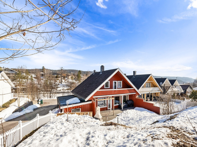 Delikat og vesentlig oppusset enebolig i populært område - Fin hage og terrasse - Garasje - Kort vei til Drammen