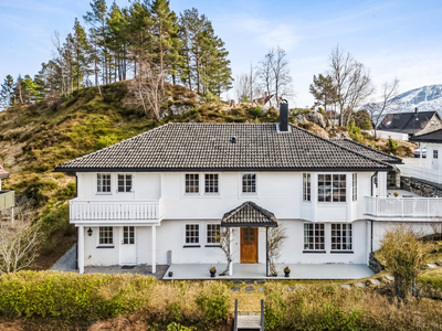 EMBLEM - Flott og innholdsrik enebolig med garasje og utleiedel | Pent opparbeidet tomt | Terrasse og balkong