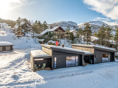 Enebolig i rekke med alt på et plan - Carport og utsikt