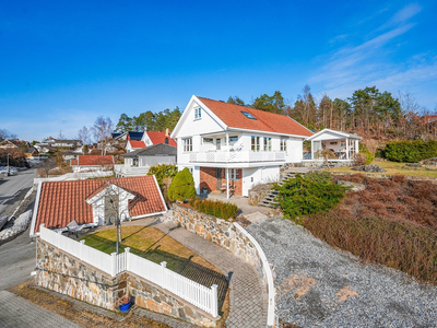 Hisøy - Velholdt og innholdsrik enebolig med flott og solrik tomt beliggende i et attraktivt område!