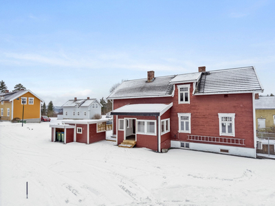 Innbydende og innholdsrik enebolig med naturskjønn beliggenhet | Solrikt - Stor terrasse - 3 stuer og 3 sov - Bad 2018