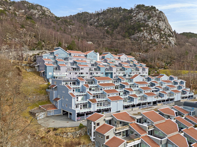 Leilighet med flott utsikt mot Gandsfjorden & gode solforhold - Stor balkong -Modernisering bør påregnes -Heis & Carport