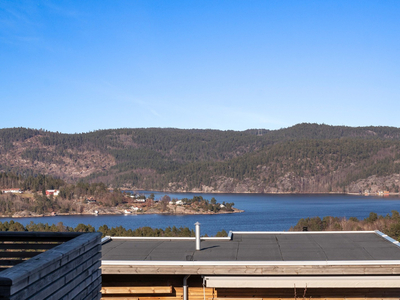 Lekker familiebolig med hybel - Gode sol- og utsiktsforhold - 2 lekre bad - To terrasser - Svært barnevennlig.