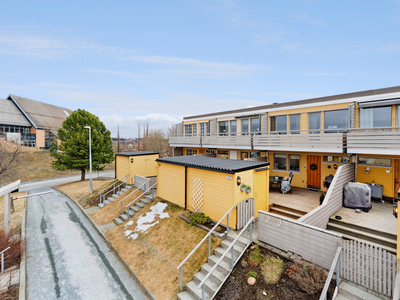 Lys, tiltalende 4- roms rekkehus leilighet. 2 store terrasser og balkong. Gode solforhold. Utsikt. Barnevennlig boområde