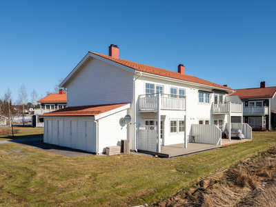 Lys, velholdt og innbydende 3-roms selveier - solrik balkong - carport - fine fellesarealer - nært buss og butikker.