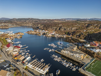 Meget pen vestvendt selveierleilighet. Nydelig sjøutsikt. Garasjeplass med el. bil lader. Heisadkomst