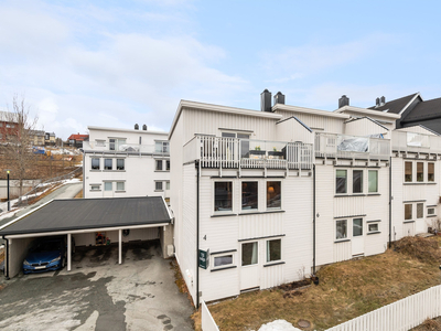 Moderne rekkehus i et barnevennlig og veletablert område |Takterrasse med gode solforhold |Carport |Nærhet til Bymarka