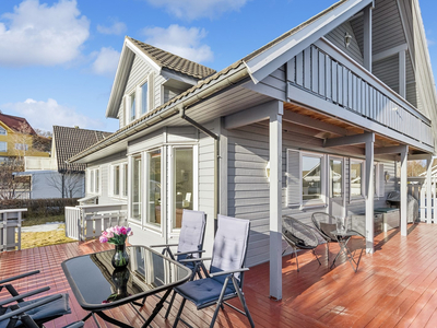 Pen enebolig med barnevennlig beliggenhet på Lundåsen. Solrik hage og terrasse på 48 m². Nært barnehage, skole og marka.